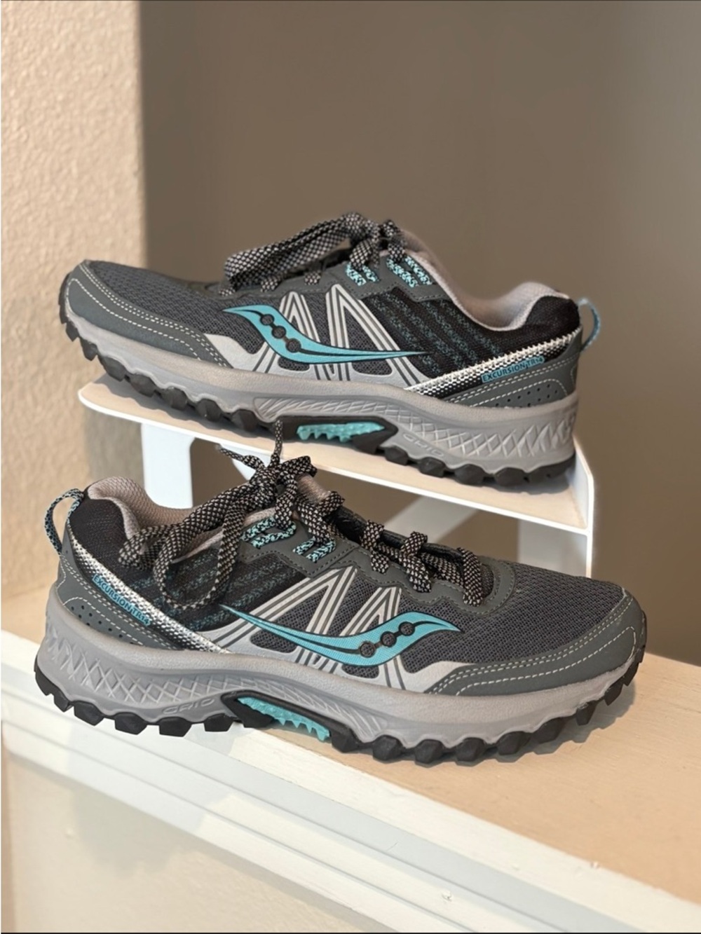 Saucony Women's Gray & Teal Trail Running Shoes size 9.5